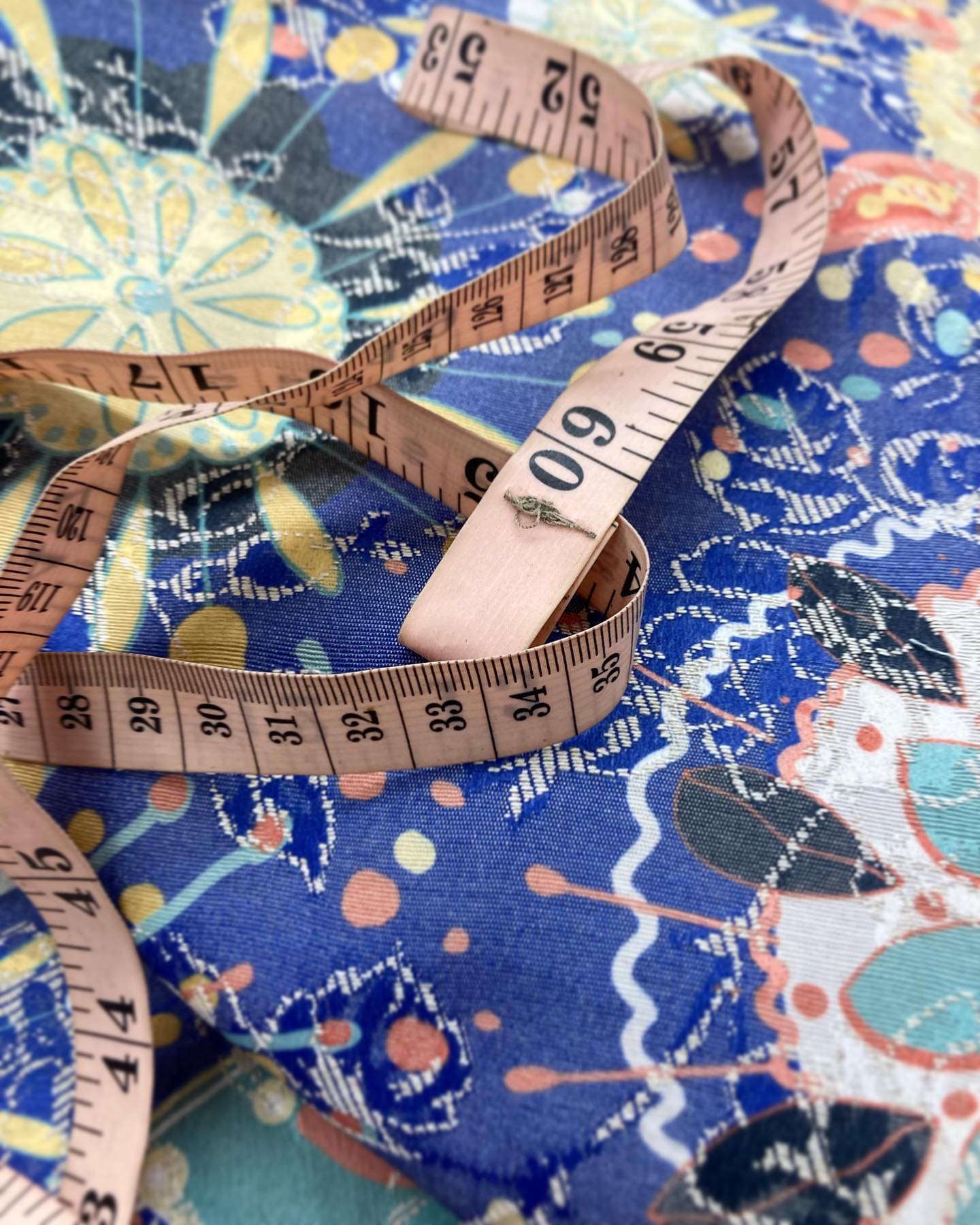 Photo d'un mètre à ruban utilisé pour une retouche de vêtement pour un particulier