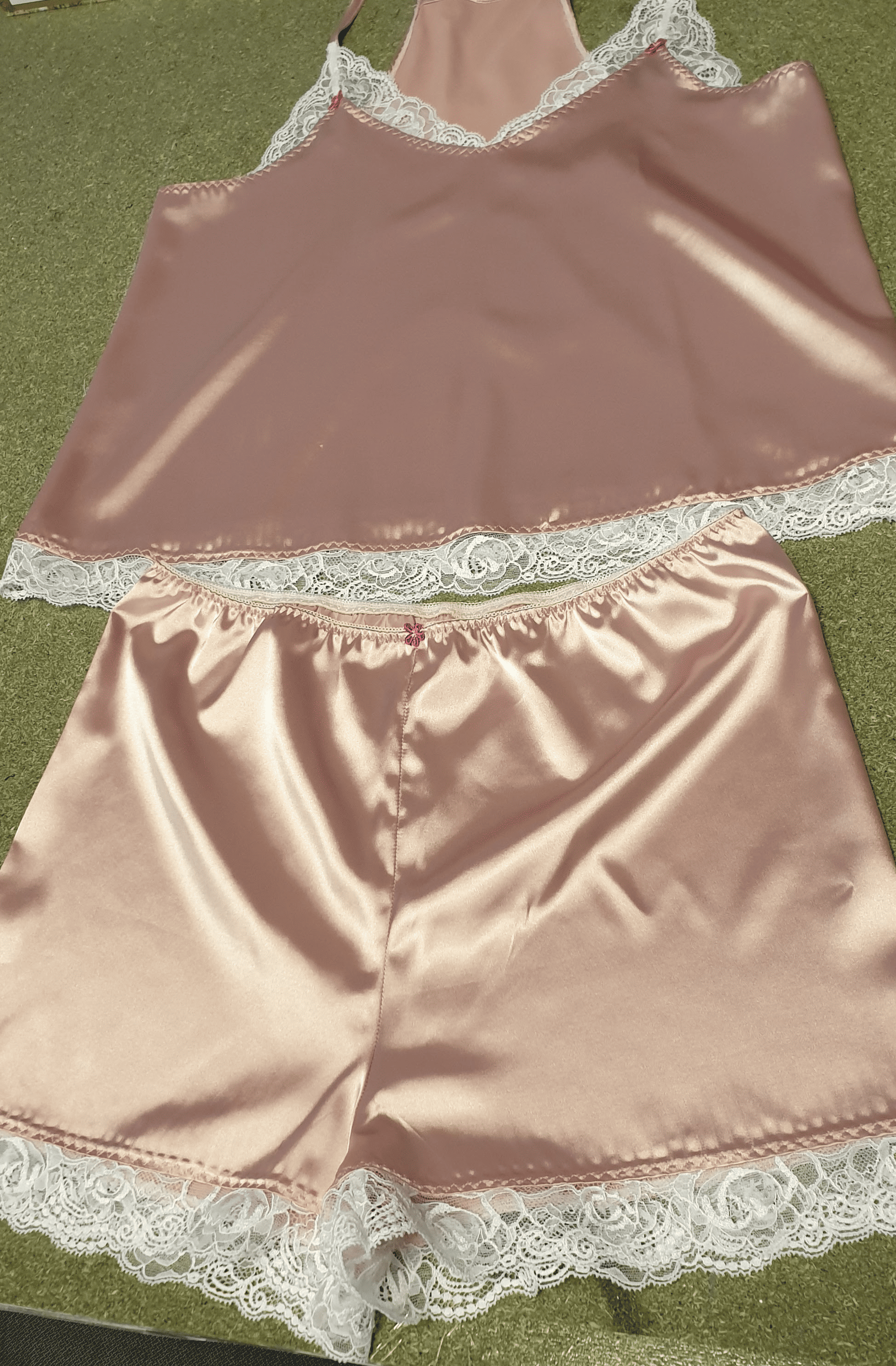 Photo d'un ensemble de nuit en soie rose