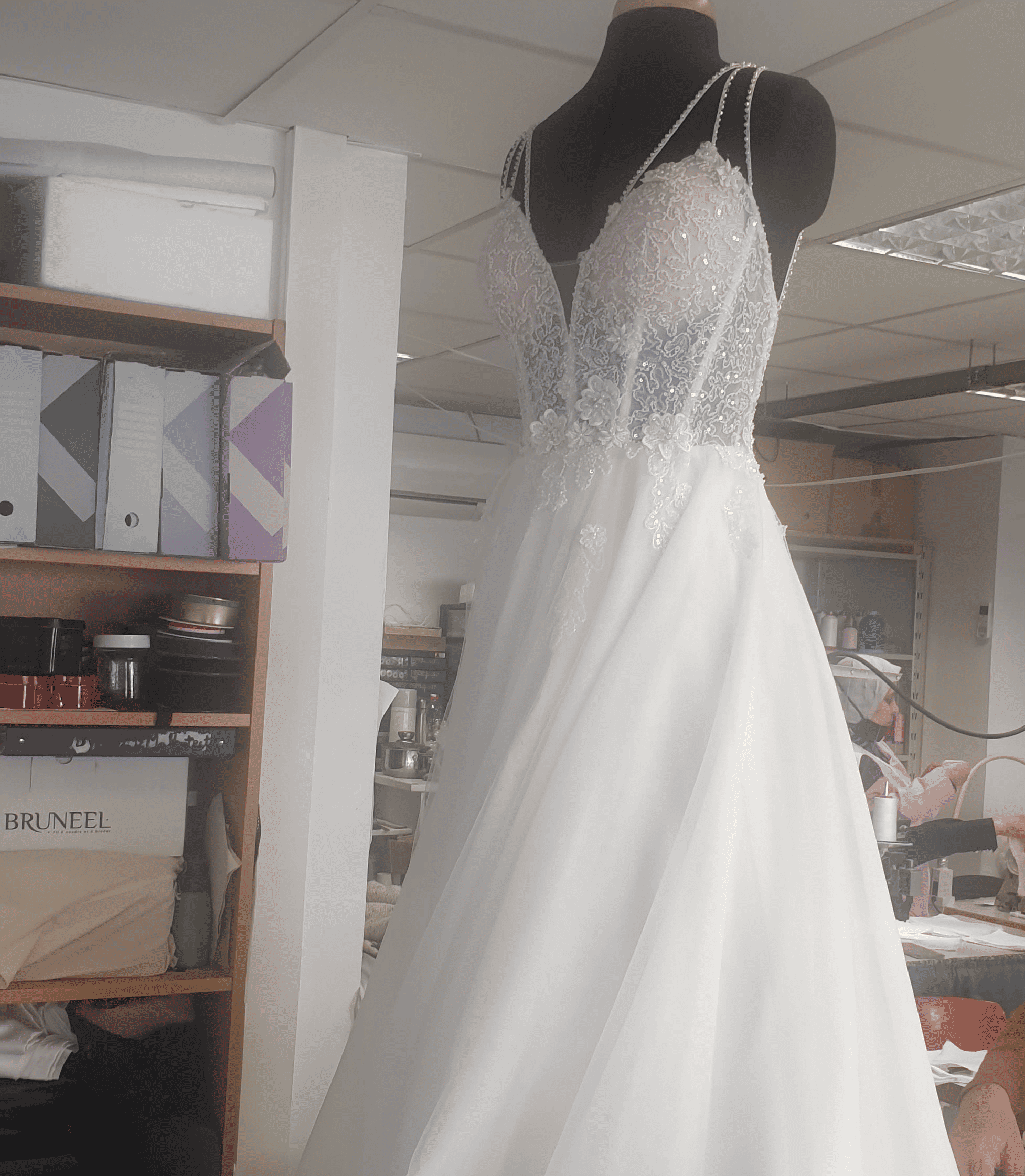 Création originale d'une robe de mariée sur mesure en dentelle blanche