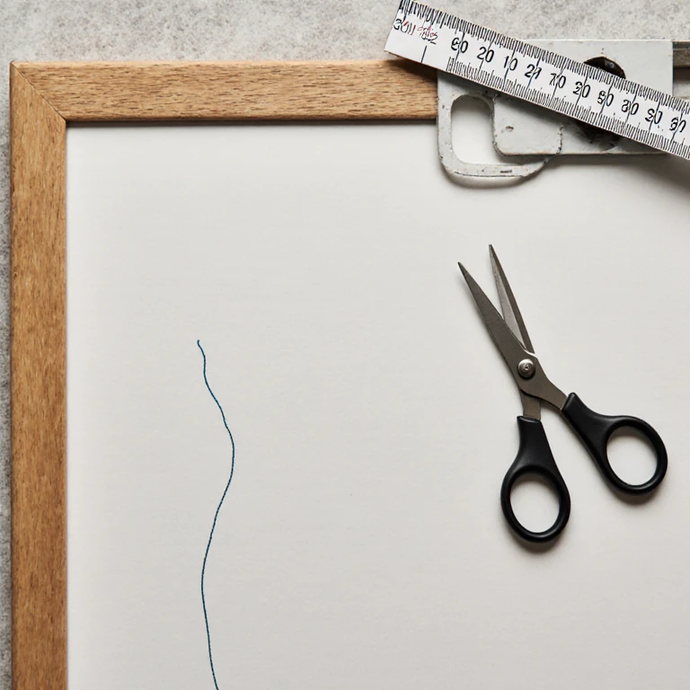 Photo d'un mètre à ruban et d'une paire de ciseaux de couturier