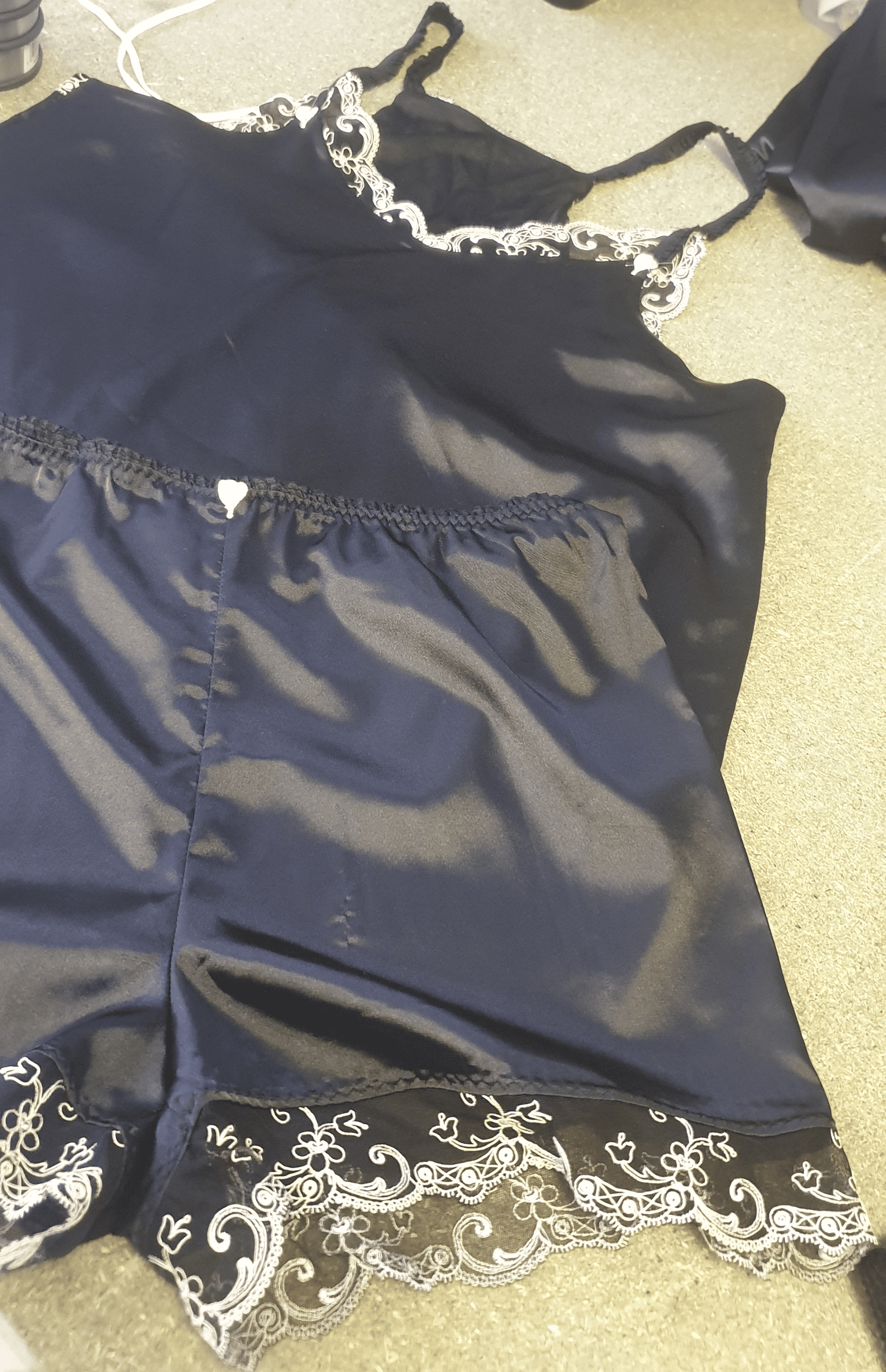 Photo d'un ensemble de nuit en satin noire