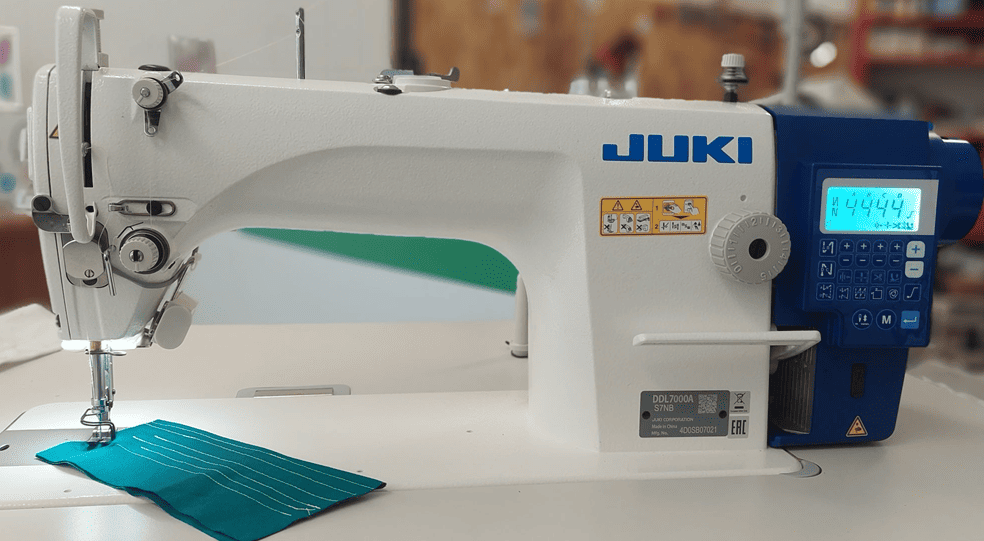 Photo d'une machine à coudre industrielle