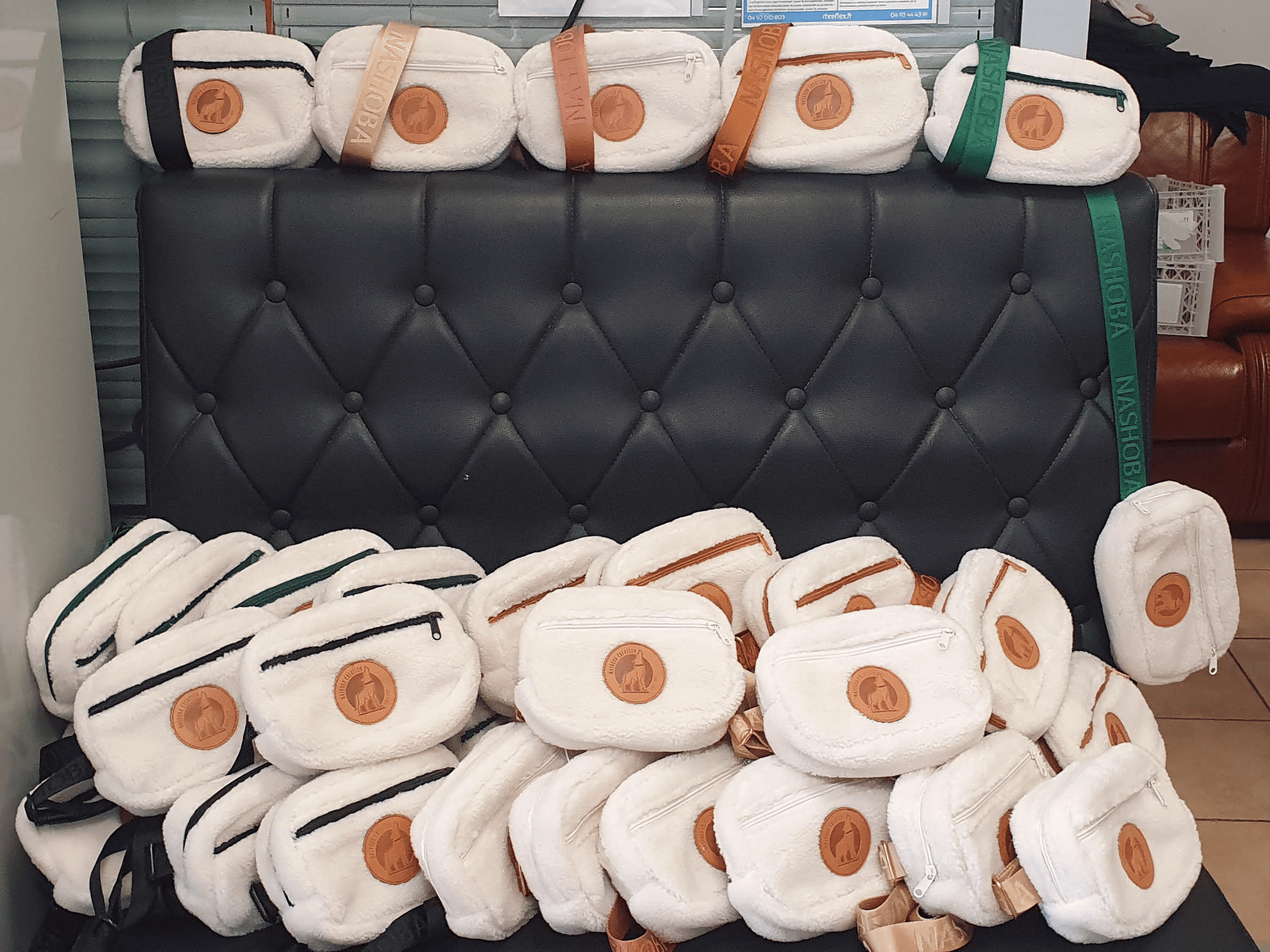 Photo de confection d'une série de pochette en tissu personnalisée pour une collection professionnelle