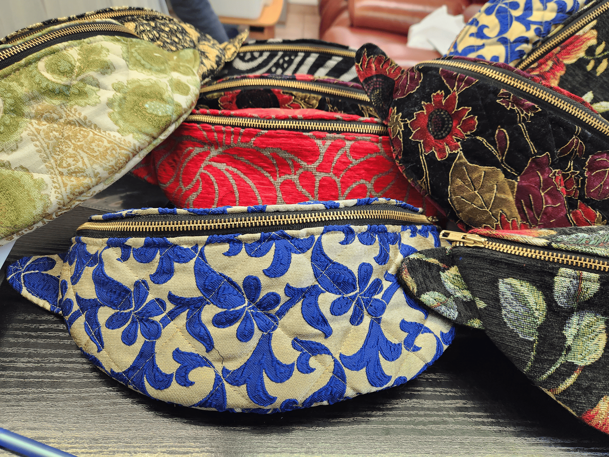 Photo de confection artisanale de pochette en couleur pour un styliste