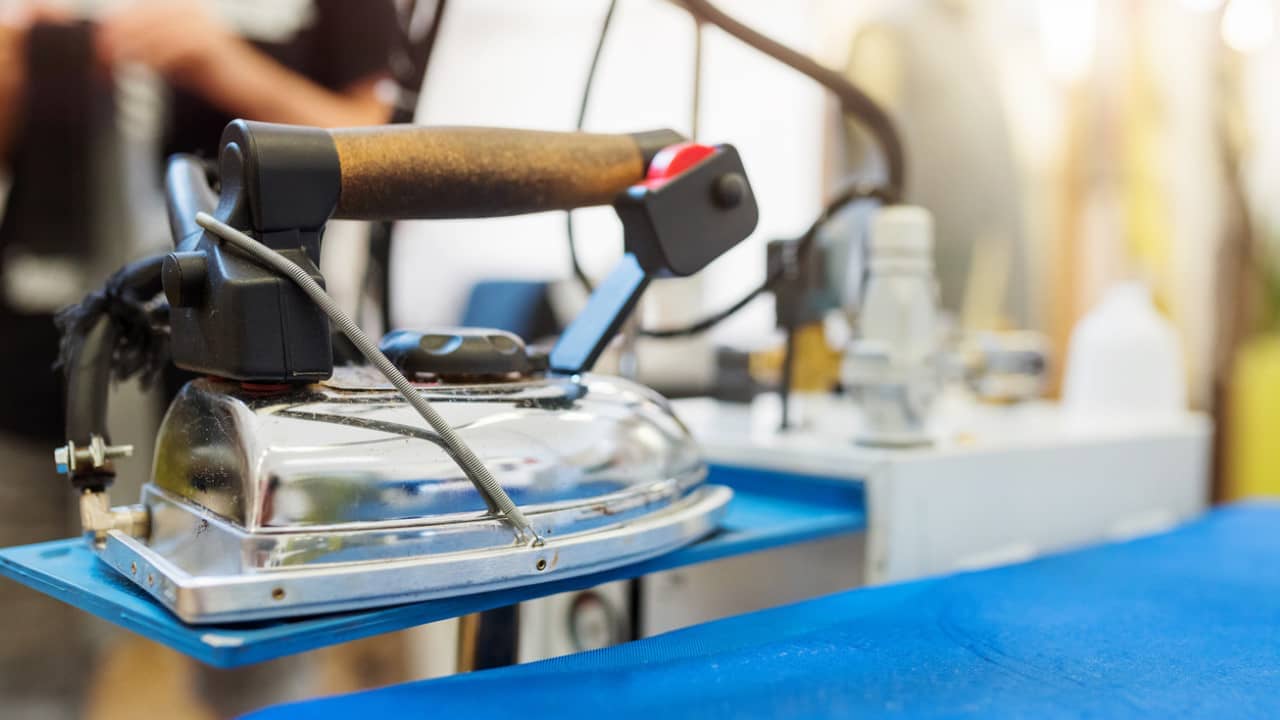 image d'une table de repassage professionnelle