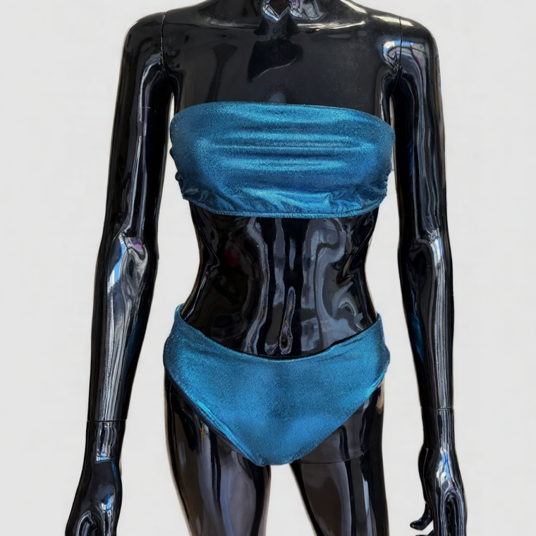 Photo d'un ensemble haut et bas de maillot de bain bleu de la catégorie sportswear et maillot de bain