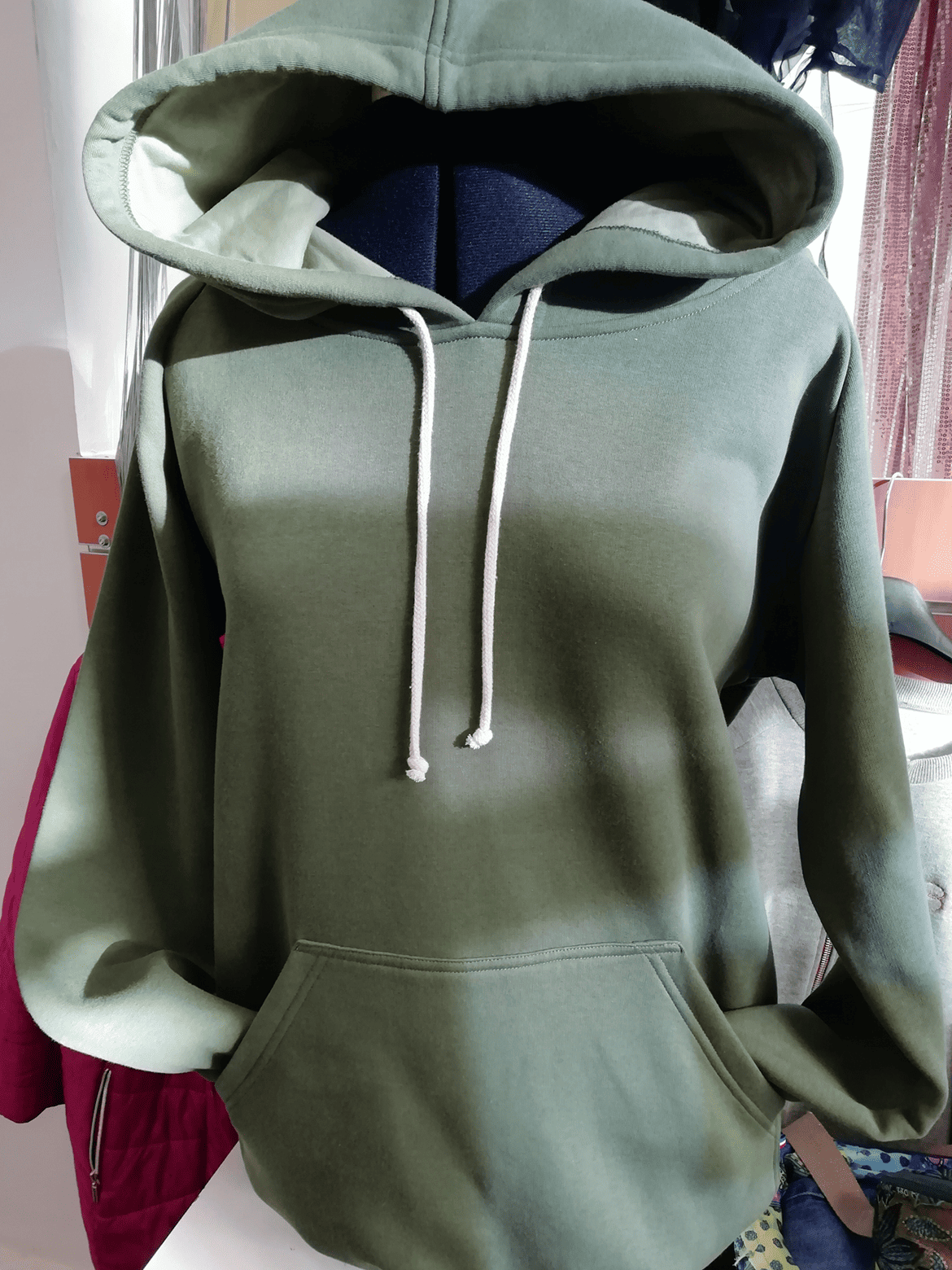 Photo de la catégorie sportswear et maillot de bain représentant un sweatshirt en molleton vert